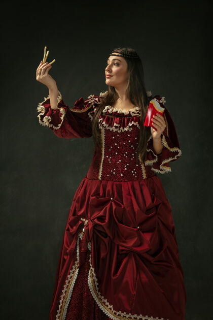 命运穿着老式服装的中世纪年轻女子古董风格服饰