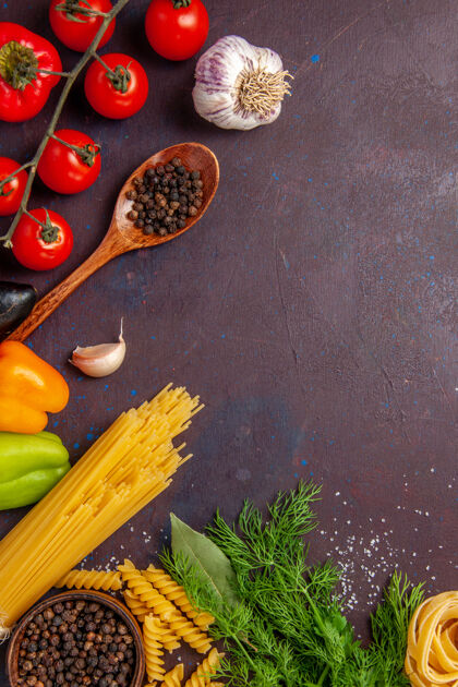 不同顶视图不同的蔬菜搭配调味料 深色背景沙拉健康蔬菜餐食品沙拉勺子顶部