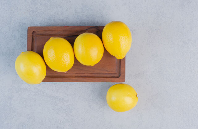 甜点在木板上做美味的柠檬角落自然顶视图