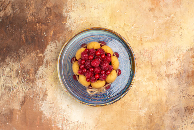 碗上图：混色桌上新鲜出炉的水果蛋糕浆果食品餐