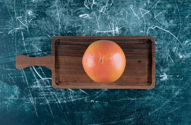 成熟在木板上放一个美味的橘子水果新鲜柑橘