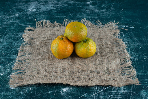 多汁的大理石桌上放着成熟的柑橘食品柑橘柑橘