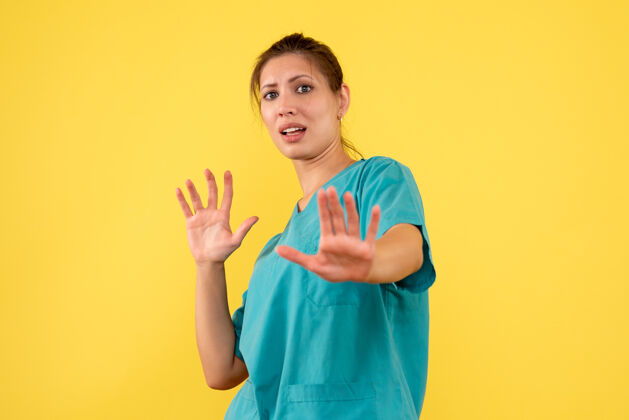 医生前视图黄色背景上穿着医用衬衫的女医生女医生衬衫视图