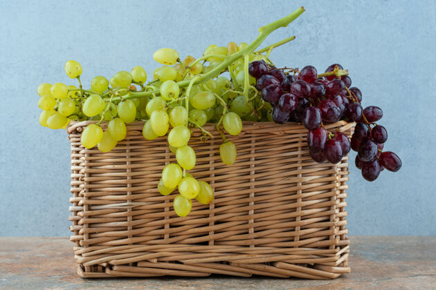 天然柳条筐里的成熟葡萄可口多汁生