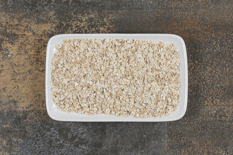 燕麦把燕麦片放在白板上薄片有机谷物
