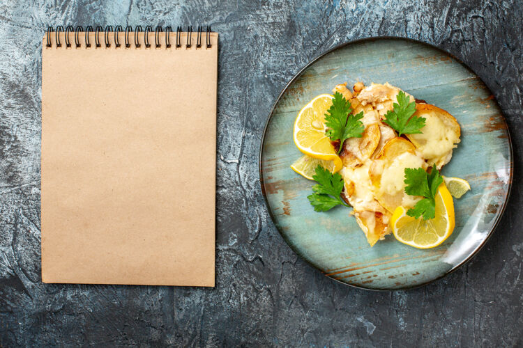 午餐顶视图奶酪鸡在盘子上笔记本在灰色的桌子上笔记本碗蔬菜