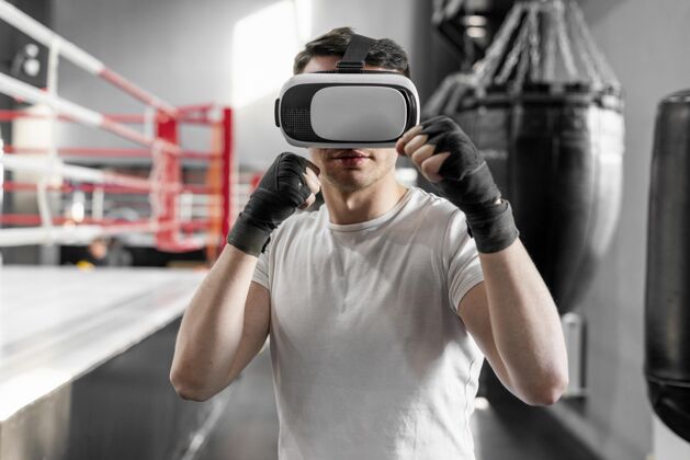 运动在拳击训练中使用虚拟现实护目镜的人男人男性运动