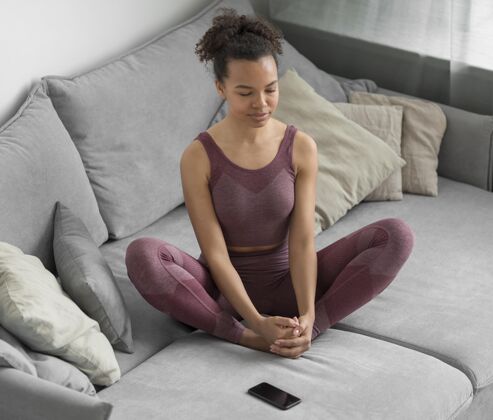放松健身女士在家做瑜伽生活方式内心和平灵活
