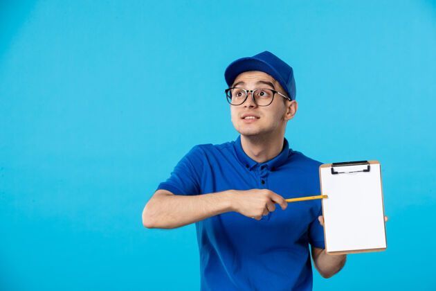 制服男性快递员的正面图 蓝色是文件说明便条笔记本电脑快递