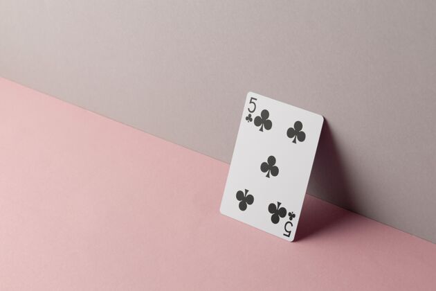 游戏粉红色背景的五个俱乐部纸牌游戏运气赌博