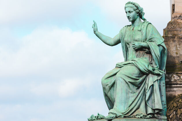 首都布鲁塞尔 阳光和阴天下的国会柱雕像特写镜头外部建筑雕像