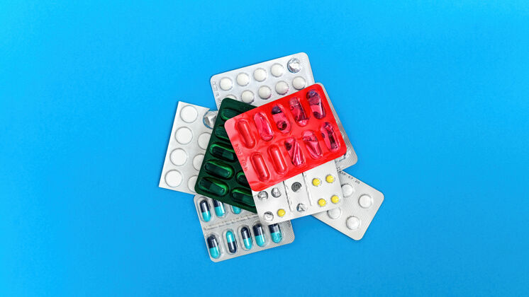 病毒蓝色表面上的医疗用品和物品组成一堆药包俯视图口罩病人医疗