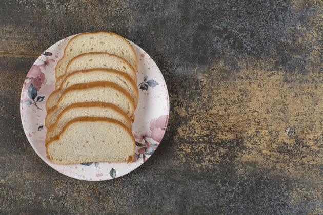早餐美味的白面包片放在五颜六色的盘子里膳食营养有机