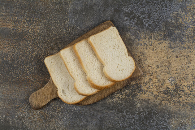 农业新鲜的白面包片放在木板上食物烘焙面包