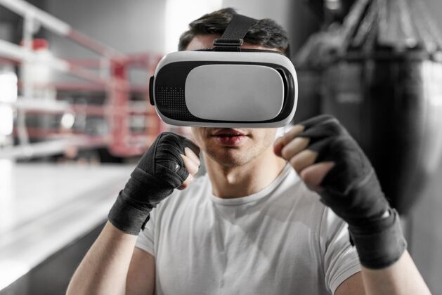 运动在拳击训练中使用虚拟现实护目镜的人健活方式运动