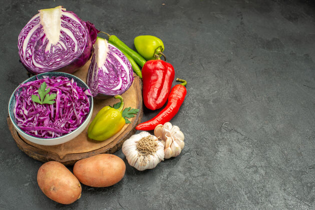 切片新鲜的红色卷心菜切片俯视图蔬菜红卷心菜食物