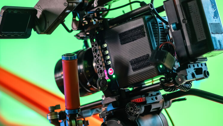 技术专业摄像机上的电影集有很多电缆制作镜头相机