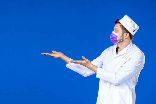 男医生身穿医疗服 蓝色面罩的男医生正面图实验服大流行医院