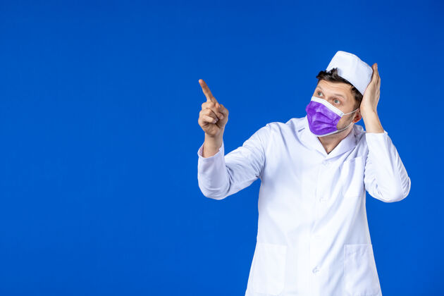 男医生身穿医疗服 蓝色面罩的男医生正面图颜色药品医院