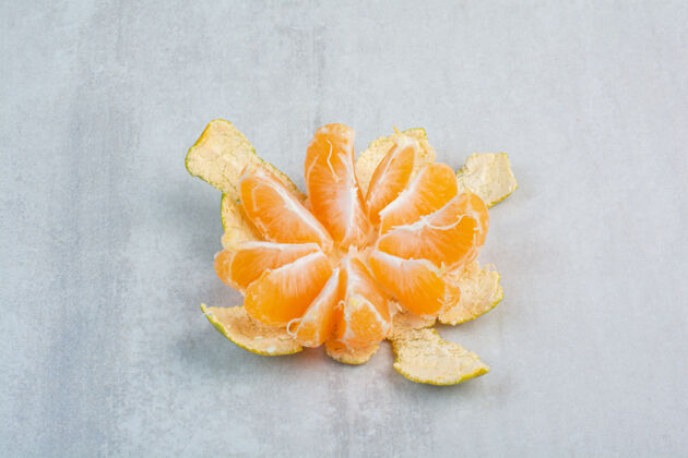 水果在石头背景上剥新鲜的橘子有机柑橘柑橘