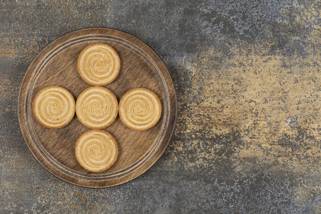 种子一堆好吃的饼干放在木盘上圆形脆甜点