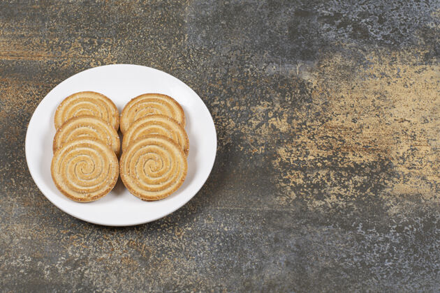 圆形一堆美味的圆饼干放在白色盘子里新鲜饼干饼干