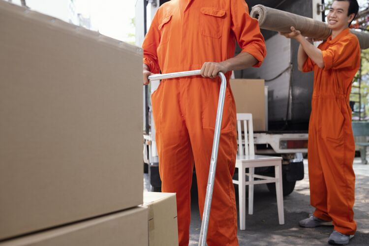 包裹箱年轻的送货员从车里搬东西商务送货车送货员