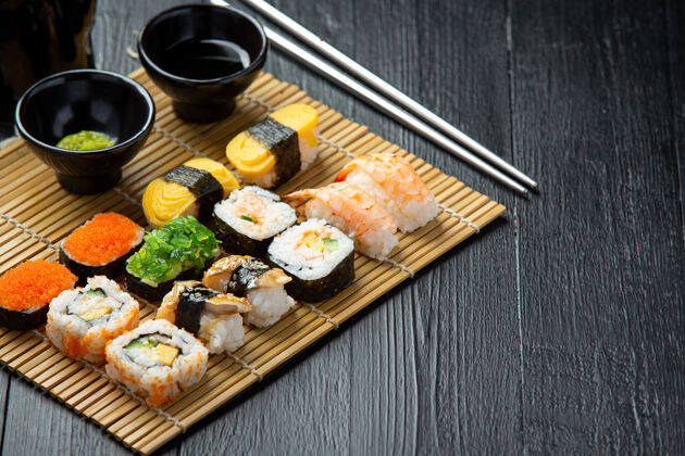 美味传统的寿司在黑暗的表面特写虾桌子