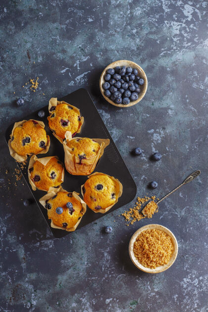 蓬松新鲜的自制美味蓝莓松饼浆果自制蓝莓