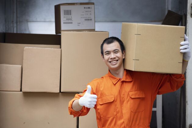 邮件微笑送货员的特写肖像显示ok标志工人Ok标志送货业务