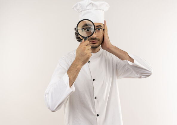 男年轻的男厨师穿着厨师制服 戴着放大镜印象厨师男