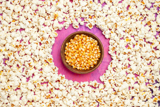 玉米电影之夜新鲜爆米花的顶视图材料油漆新鲜爆米花