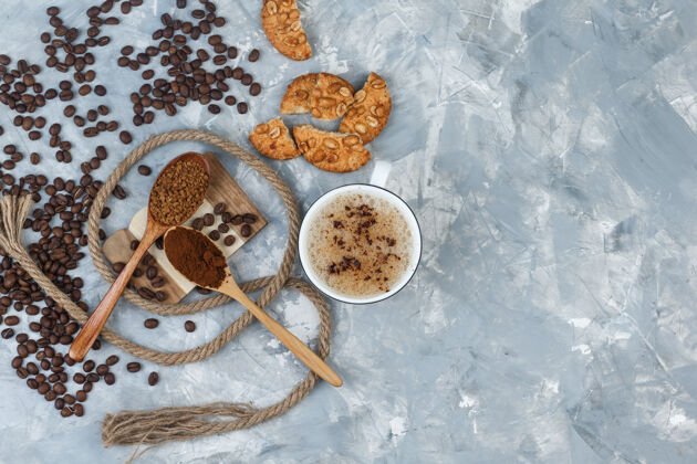 绳子一套饼干 咖啡豆 磨碎的咖啡 绳子和咖啡在一个灰色石膏和木片背景的杯子里顶视图摩卡咖啡自然套装