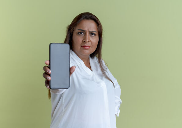 自信自信随意的高加索中年女子手持手机橄榄色电话绿色