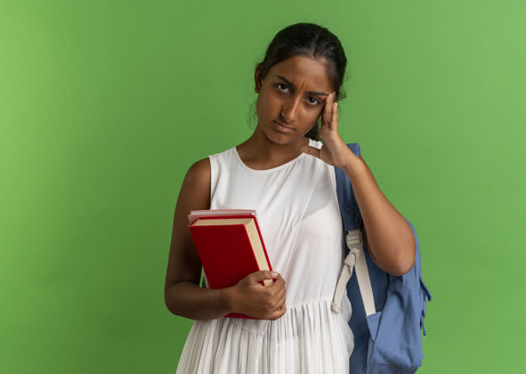 笔记本年轻的女学生 背着书包 拿着笔记本 手放在额头上背包女学生额头
