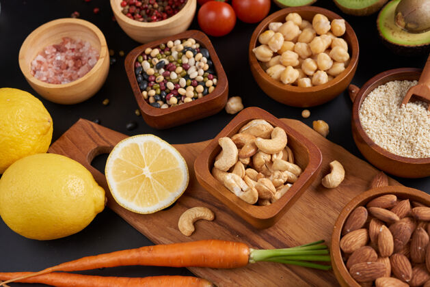 木材不同的蔬菜 种子和水果放在桌子上平放 俯视图蔬菜配料水果