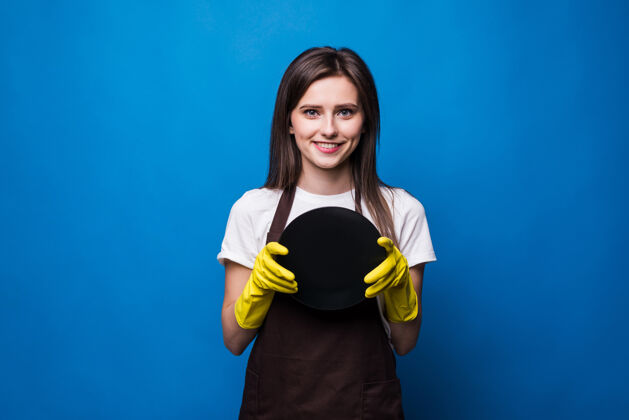 清洁戴手套的年轻主妇展示海绵和干净的盘子隔离家务家务海绵