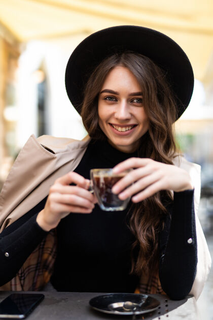 杯子年轻美女坐在咖啡馆里喝咖啡的画像金发酒吧春天