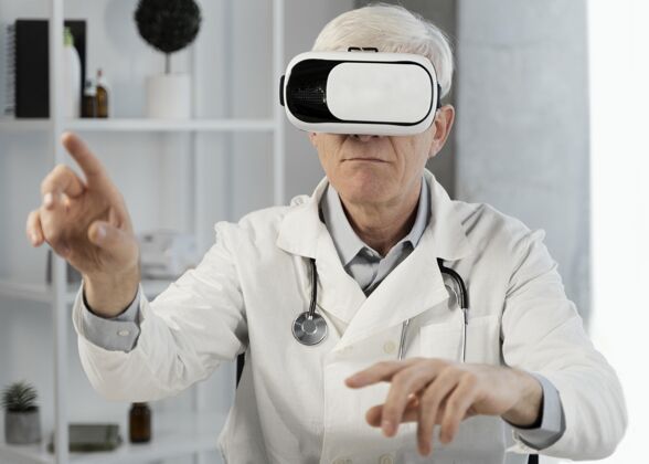 诊所医生戴着虚拟现实护目镜人医生医院