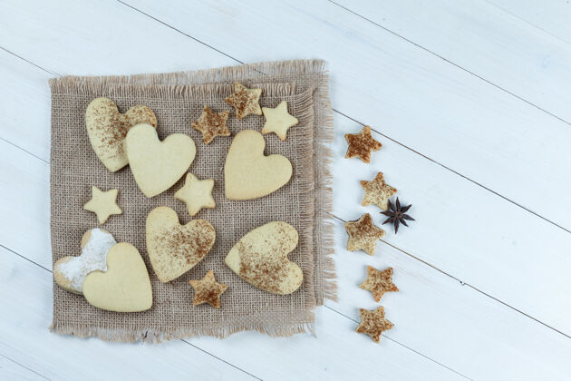 美味把心形和星型饼干放在袋子上 星型饼干放在白色木板背景上水平餐厅蛋糕蓬蓬