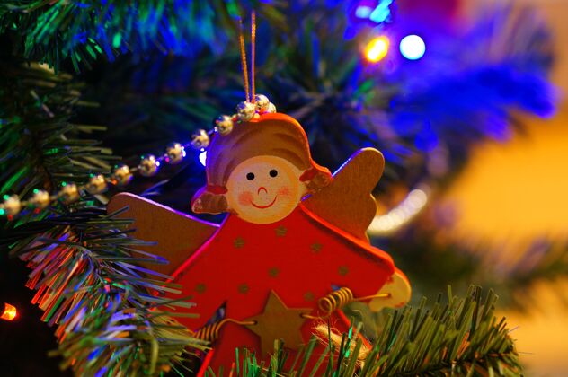 明亮圣诞树上的装饰物以天使的形式出现天使礼物节日