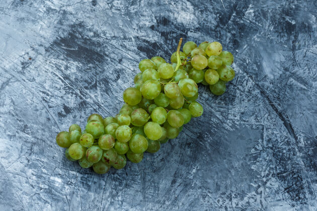 营养平放在深蓝色大理石背景上的白葡萄水平季节新鲜成熟