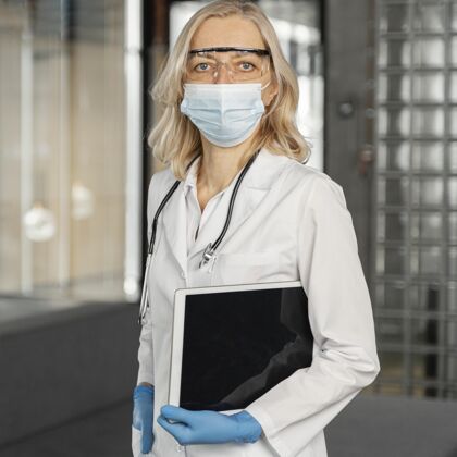 女人带医用面罩的女医生画像实验室医生诊所