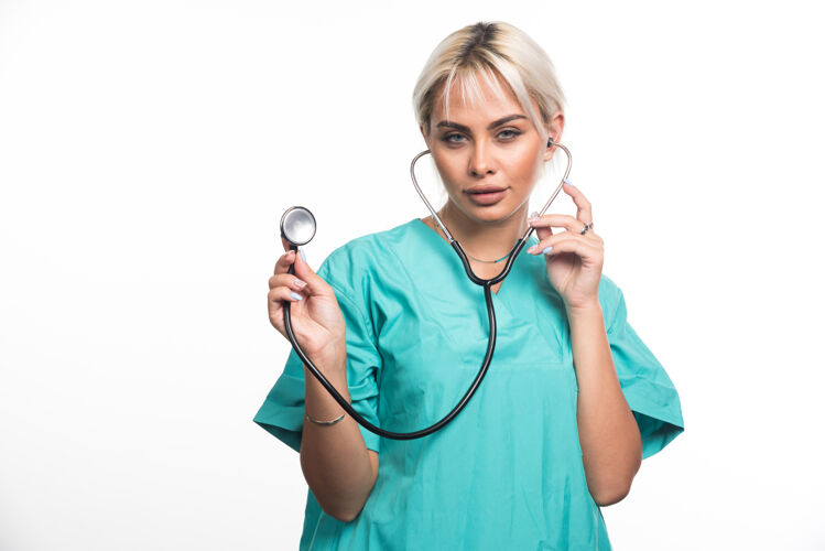 工作女医生在白色表面使用听诊器文件夹听诊器女士