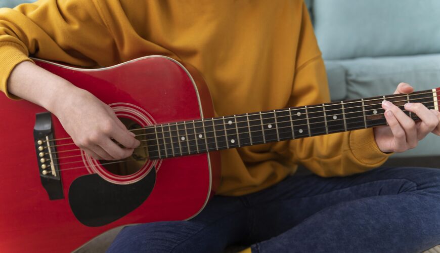 特写特写手弹吉他活动放松年轻