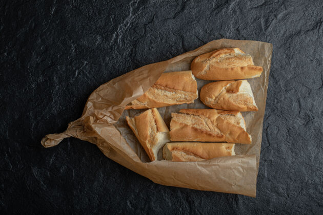 面包皮新鲜出炉的面包片 在餐纸上小麦俯视图膳食