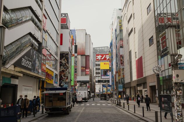城市美丽的日本城市 有人步行街道透视大都市
