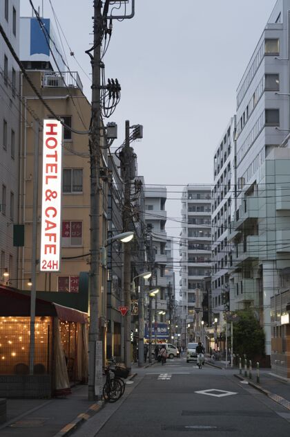 人行道日本城市在夜间与标志大都市夜晚城市