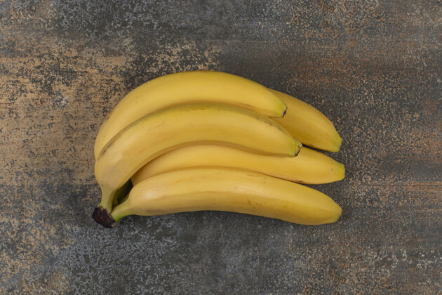 农业一簇成熟的香蕉放在大理石表面小吃新鲜天然