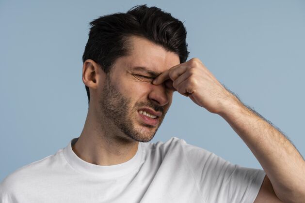 前视男人头痛的正面图疼痛表情情绪